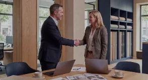 Geschäftsabschluss im Büro einer Immobilienfirma